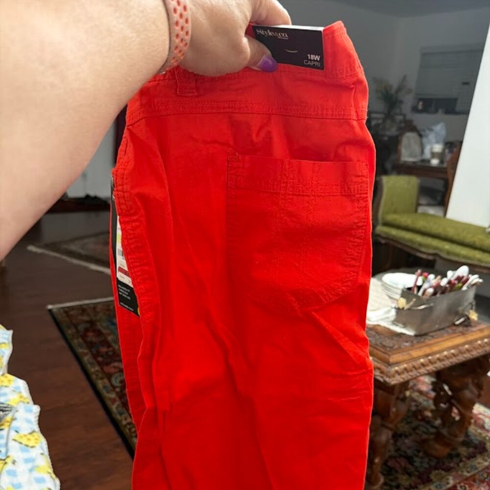 STYLE & CO WOMEN'S RED CAPRIS